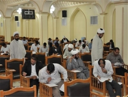 ورود داوطلبان انتخابات خبرگان به دبیرخانه این مجلس در قم برای شرکت در آزمون